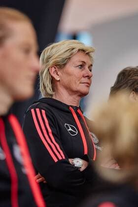GER, Besuch der Frauen-Nationalmannschaft im Deutschen Fussball Museum 27.11.2015, Deutsches Fussball Museum, Dortmund, Bundestrainerin Silvia Neid besuchte mit ihrer Mannschaft das Deutsche Fussball Museum Sarah RauchnphxRauch
