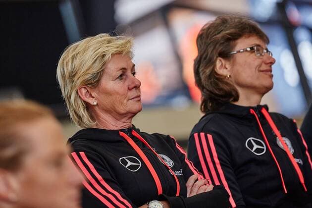 GER, Besuch der Frauen-Nationalmannschaft im Deutschen Fussball Museum 27.11.2015, Deutsches Fussball Museum, Dortmund, Bundestrainerin Silvia Neid besuchte mit ihrer Mannschaft das Deutsche Fussball Museum Sarah RauchnphxRauch