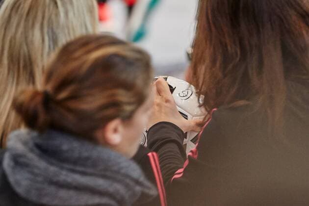 GER, Besuch der Frauen-Nationalmannschaft im Deutschen Fussball Museum 27.11.2015, Deutsches Fussball Museum, Dortmund, im Bild Spielerinnen unterzeichnen Trkiots und Baelle der Nationalmannschaft Sarah RauchnphxRauch