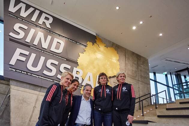 GER, Besuch der Frauen-Nationalmannschaft im Deutschen Fussball Museum 27.11.2015, Deutsches Fussball Museum, Dortmund, im Bild (vl) Doris Fitschen (Managerin Frauen-Nationalmannschaft) mit Steffi Jones (Assistenztrainerin Frauen-Nationalmannschaft) und Manuel Neukirchner (Leitung Fussball Museum) sowie Ulrike Ballweg (Co-Trainerin) und Silvia Neid (Bundestrainerin) Sarah RauchnphxRauch