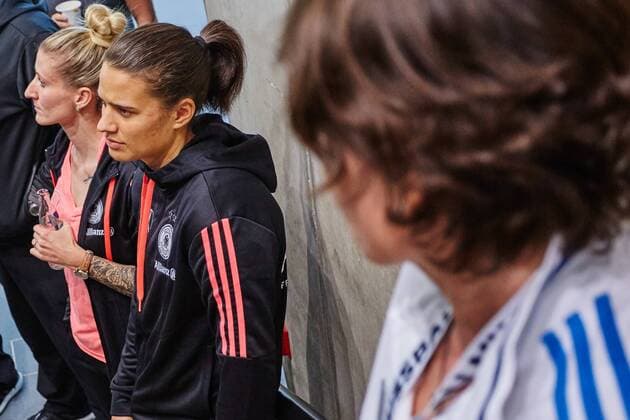GER, Besuch der Frauen-Nationalmannschaft im Deutschen Fussball Museum 27.11.2015, Deutsches Fussball Museum, Dortmund, im Bild Dzsenifer Marozsan (Deutschland 10) Sarah RauchnphxRauch