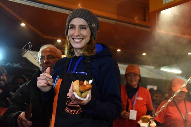 Fußball, SV Darmstadt 98 - 1. FC Köln, Andrea Petkovic löst Wetteinsatz am Wurststand ein 27.11.2015 Darmstadt, Merck-Stadion am Böllenfalltor 2. Bundesliga Saison 2014 2015 SV Darmstadt 98 (Lilien) gegen 1. FC Köln (Geisböcke) Tennis-Queen Andrea Petkovic (28) höchstpersönlich löst heute eine Wette ein und grillt am Stadion Bratwürste für die Fußball-Fans