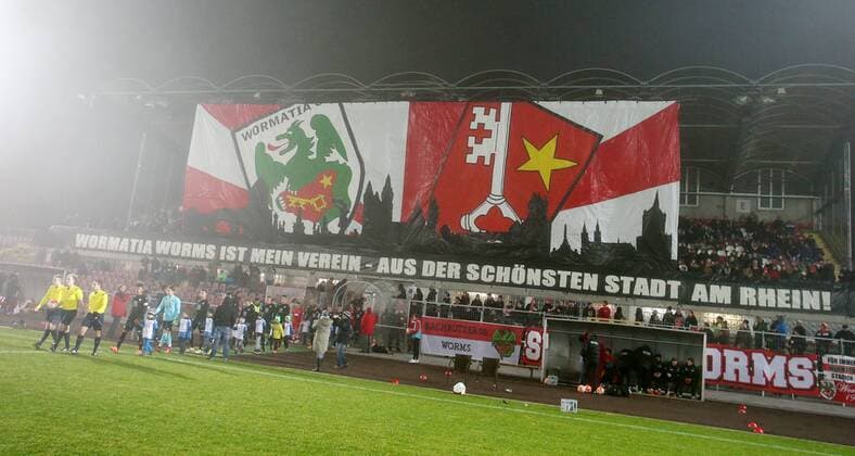 Fußball, Stadiongeschichte Wormatia Worms Choreographie der Wormatia Fans in der EWR ArenaRegionalliga Suedwest: VfR Wormatia Worms - FC Kaiserslautern U23, 18. Spieltag am 27.11.2015, xmdx, VfR Wormatia Worms - FC Kaiserlautern U23