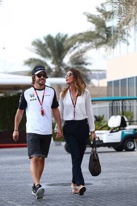 Abu Dhabi Grand Prix, UAE 26 - 29 November 2015 28.11.2015 - Fernando Alonso (ESP) McLaren Honda MP4-30 and his girlfriend Lara Alvarez (ESP) 