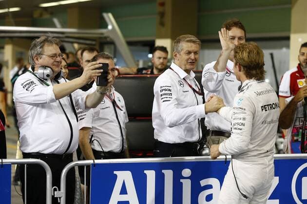 Motorsports: FIA Formula One World Championship WM Weltmeisterschaft 2015, Grand Prix of Abu Dhabi, Paddy Lowe (GBR, Mercedes AMG Petronas Formula One Team), Prof. Dr. Thomas Weber (Member of the Board of Management of Daimler AG), Ola Kaellenius, 6 Nico Rosberg (GER, Mercedes AMG Petronas Formula One Team), xHOCHxZWEIx