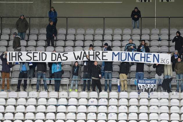 v.li.: Löwen Fans zeigen Banner IHR SEID DAS WAHRE MÜNCHEN , Banner, Spruchband, Fans, Publikum, Zuschauer, Stimmung, Atmosphäre, Stadion, Fussball, Regionalliga Bayern, TSV 1860 München II - FC Memmingen, xslx
