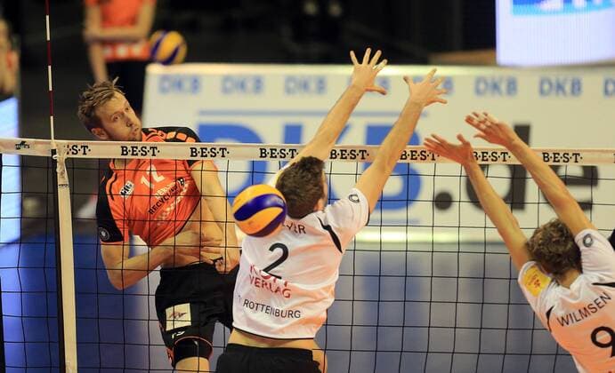Paul Carroll (BR Volleys), beim Schmetterbal, vorne Kevin Foyer (Rottenburg), und Lars Wilmsen (Rottenburg), BR Volleys Berlin - TV Rottenburg Deutsche Volleyball Liga, Saison 2015 2016, Herren, Männer, Männer, men, Volleyball, Deutschland, Germany, Max-Schmeling-Halle Berlin, 28.11.2015