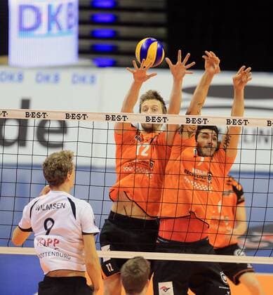 Lars Wilmsen (Rottenburg), vorne, hinten Paul Carroll (BR Volleys), und Nicholas Le Goff (BR Volleys), BR Volleys Berlin - TV Rottenburg Deutsche Volleyball Liga, Saison 2015 2016, Herren, Männer, Männer, men, Volleyball, Deutschland, Germany, Max-Schmeling-Halle Berlin, 28.11.2015