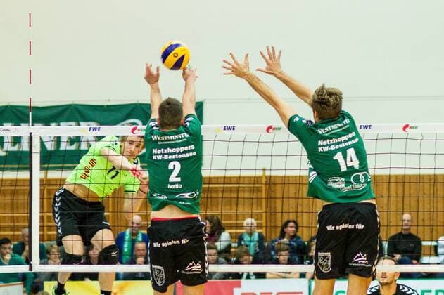 Angriff Jaroslaw Lech (re CVM 11) gegen Doppelblock mit Ivaylo Ivanov (mi Netzhoppers 2) und Paul Sprung (re Netzhoppers 14) GER, Königs Wusterhausen Bestensee, Volleyballl, 1. Bundesliga, Saison 2015 2016, Landkost-Arena, Netzhoppers KW - Chemie Volley Mitteldeutschland