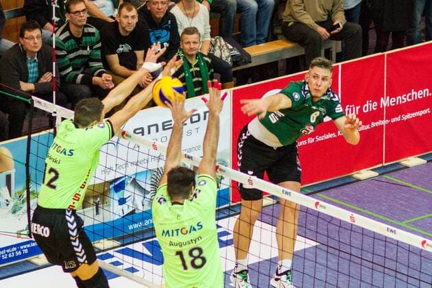 Angriff Matthias Böhme Boehme (Netzhoppes 8) gegen Doppelblock mit Artur Augustin (mi CVM 18) und Janusz Gorski (li CVM 12) GER, Königs Wusterhausen Bestensee, Volleyballl, 1. Bundesliga, Saison 2015 2016, Landkost-Arena, Netzhoppers KW - Chemie Volley Mitteldeutschland