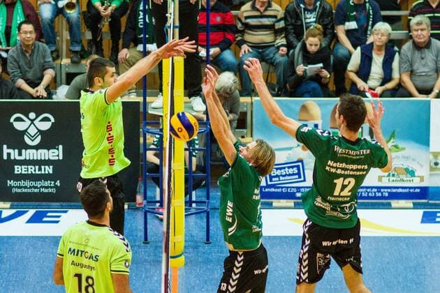 Netzduell Manuel Rieke (2vre Netzhoppers 14) und Lukasz Szablewski (2vli CVM 13) - SDaiel Heinecke (re Netzhoppers 12) und Artur Augustin (li CVM 18) schauen zu GER, Königs Wusterhausen Bestensee, Volleyballl, 1. Bundesliga, Saison 2015 2016, Landkost-Arena, Netzhoppers KW - Chemie Volley Mitteldeutschland
