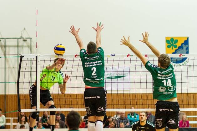 Angriff Jaroslaw Lech (li CVM 11) gegen Doppelblock mit Ivaylo Ivanaov (mi Netzhoppers 2) und Paul Sprung (li Netzhoppers ( 14) GER, Königs Wusterhausen Bestensee, Volleyballl, 1. Bundesliga, Saison 2015 2016, Landkost-Arena, Netzhoppers KW - Chemie Volley Mitteldeutschland