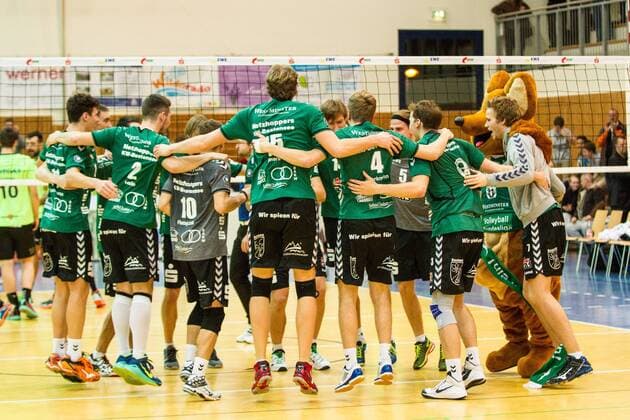 Mannschaftlicher Jubel Netzhoppers nach dem 3:0 gegen Mitteldeutschland vlnr Theo Timmermann ( 11), Ivaylo Ivanov ( 2), Kamil Ratajczak ( 10), Nils Ehlers ( 15), Bastian Ellerkmann ( 4), Peter Itzigehl ( 5), Florian Hecht ( 3), Maskottchen Netzine und Robin Hafemann ( 7) GER, Königs Wusterhausen Bestensee, Volleyballl, 1. Bundesliga, Saison 2015 2016, Landkost-Arena, Netzhoppers KW - Chemie Volley Mitteldeutschland