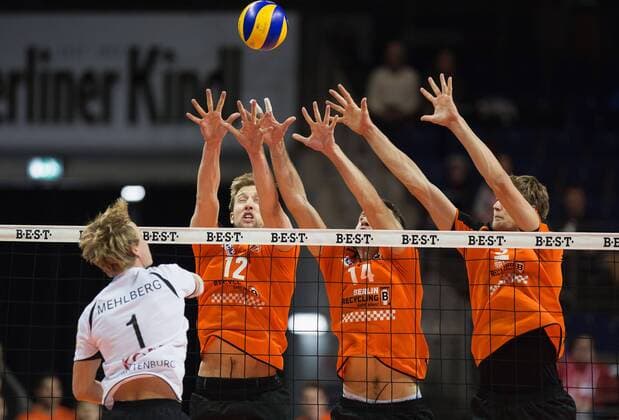 Berlin, Deutschland, 28.11.2015: Volleyball Bundesliga Saison 2015 2016 - Berlin Recycling Volleys - TV Rottenburg. Dirk Mehlberg (Rottenburg 1) im Zweikampf gegen v.li. Paul Carroll (BR Volleys 12), Tomas Kmet (BR Volleys 14) und Robert Kromm (BR Volleys 3)
