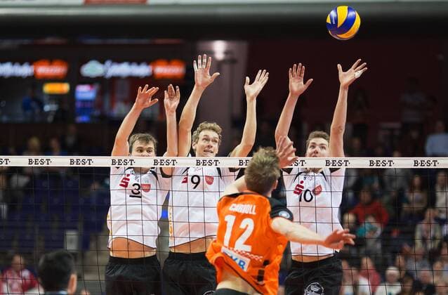 Berlin, Deutschland, 28.11.2015: Volleyball Bundesliga Saison 2015 2016 - Berlin Recycling Volleys - TV Rottenburg. Paul Carroll (BR Volleys 12) gegen den Block aus v.li. Philipp Jankowski (Rottenburg 3), Lars Wilmsen (Rottenburg 9) und Tom Strohbach (Rottenburg 10)