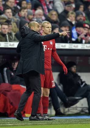 28.11.2015, Fussball 1.Bundesliga 2015 2016, 14.Spieltag, FC Bayern München - Hertha BSC Berlin, in der Allianz-Arena München. Sebastian Rode (FC Bayern München) bekommt letzte Anweisungen von Trainer Pep Guardiola (FC Bayern München) 