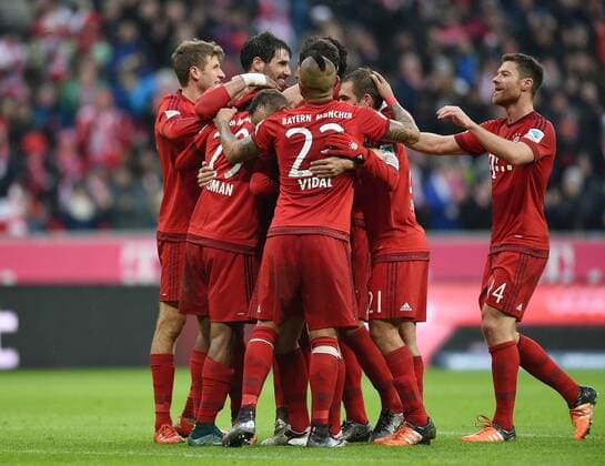 Fussball 1. Bundesliga Saison 2015 2016 14. Spieltag FC Bayern Muenchen - Hertha BSC Berlin 28.11.2015 Teamjubel FC Bayern Muenchen; Thomas Mueller, Kingsley Coman, Javi Martinez, Arturo Vidal, Philipp Lahm und Xabi Alonso (v.li.) 