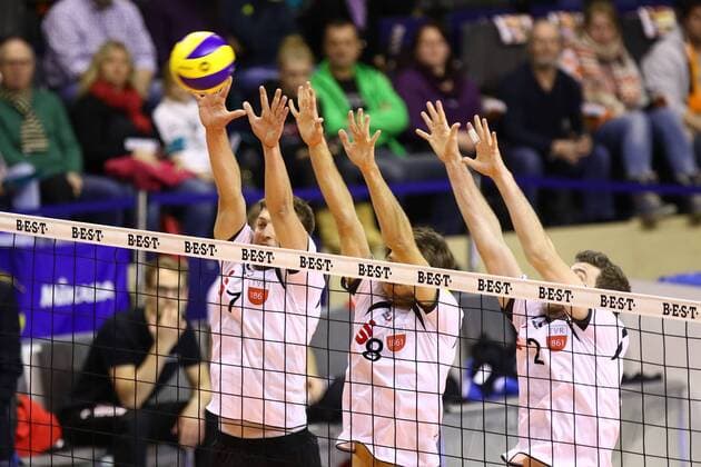 Berlin Sven Metzger ( 7, TV Rottenburg), Felix Isaak ( 8, TV Rottenburg) und Kevin Foyer ( 2, TV Rottenburg) strecken sich zum Block, Berlin Recycling Volleys vs. TV Rottenburg, Volleyball, Bundesliga, 28.11.2015, Copyright: Hundt xEibner-Pressefoto EP_mht