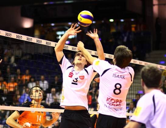 Berlin Philipp Jankowski ( 3, TV Rottenburg) stellt den Ball fuer Felix Isaak ( 8, TV Rottenburg) , Berlin Recycling Volleys vs. TV Rottenburg, Volleyball, Bundesliga, 28.11.2015, Copyright: Hundt xEibner-Pressefoto EP_mht