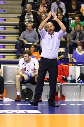 Berlin Cheftrainer Hans Peter Mueller-Angstenberger (TV Rottenburg) animiert das Berliner Publikum, Berlin Recycling Volleys vs. TV Rottenburg, Volleyball, Bundesliga, 28.11.2015, Copyright: Hundt xEibner-Pressefoto EP_mht