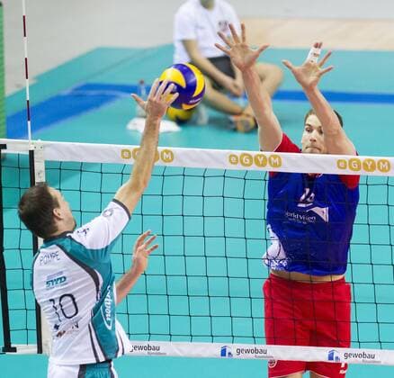 Volleyball Hessen - 1. Bundesliga Männer 28.11.2015 United Volleys Rheinmain (blau) - SWD Powervolleys Düren (ws) v.l. Matthias Pompe (Düren 10), Christian Dünnes (RheinMain 16) United Volleys Rheinmain - SWD Powervolleys Düren
