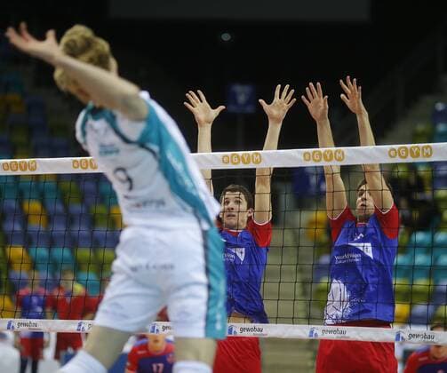 Volleyball - 1. Bundesliga - 28.11.2015, UNITED VOLLEYS RHEINMAIN vs. SWD POWERVOLLEYS DÜREN, MARVIN PROLINGHEUER (DÜREN), GEORG ESCHER, MORITZ REICHERT (UNITED), -