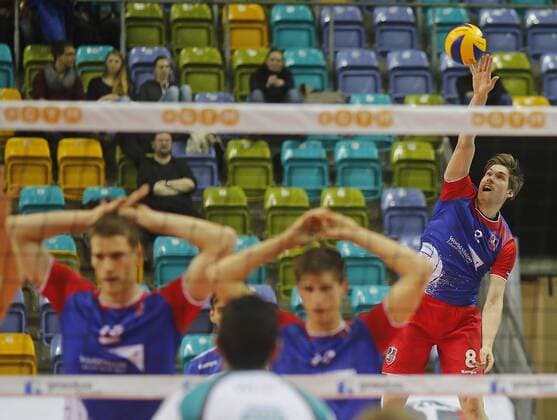 Volleyball - 1. Bundesliga - 28.11.2015, UNITED VOLLEYS RHEINMAIN vs. SWD POWERVOLLEYS DÜREN, JAN KLOBUCAR (UNITED) BEIM AUFSCHLAG, -