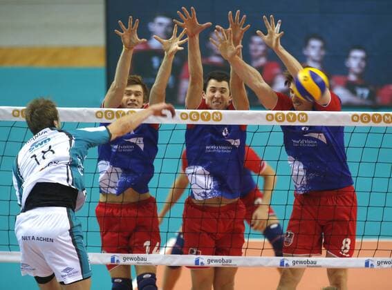 Volleyball - 1. Bundesliga - 28.11.2015, UNITED VOLLEYS RHEINMAIN vs. SWD POWERVOLLEYS DÜREN, JAN-PHILIPP MARKS (DÜREN), PETER WOLF, GEORG ESCHER, JAN KLOBUCAR (UNITED), -