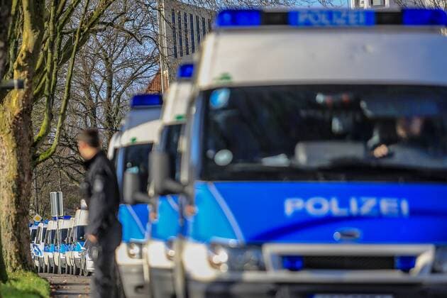 Deutschland, Bremen , Weser Stadion, Fussball, 1. Bundesliga, Saison 2015 2016 , SV Werder Bremen - Hamburger SV , Polizeiwagen stehen am Osterdeich