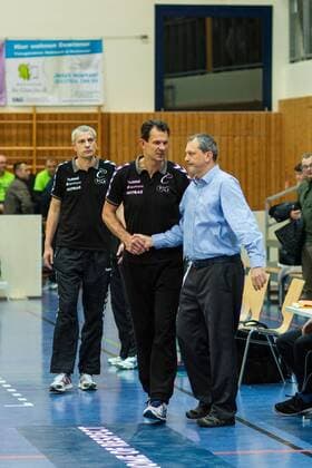 Netzhoppers Trainer Mirko Culic (re) Handschlag mit Gästetrainer Ulf Quell (mi CV Mitteldeutschland) und seinem Co-Trainer Mircea Dudas (li CVM) GER, Königs Wusterhausen Bestensee, Volleyballl, 1. Bundesliga, Saison 2015 2016, Landkost-Arena, Netzhoppers KW - Chemie Volley Mitteldeutschland
