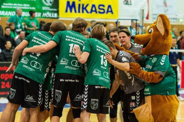 Jubel Netzhoppers vlnr Paul Sprung ( 14), Nils Ehlers ( 15), Manuel Rieke ( 13), Kamil Ratajczak ( 10), Matthias Penk ( 1), Peter Itzigehl ( 5) Und Maskottchen Netzino GER, Königs Wusterhausen Bestensee, Volleyballl, 1. Bundesliga, Saison 2015 2016, Landkost-Arena, Netzhoppers KW - Chemie Volley Mitteldeutschland