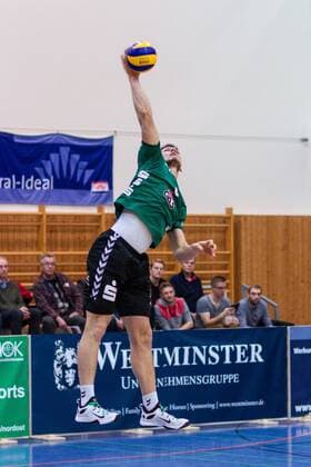 Aufschlag Matthias Böhme Boehme (Netzhoppers 8) GER, Königs Wusterhausen Bestensee, Volleyballl, 1. Bundesliga, Saison 2015 2016, Landkost-Arena, Netzhoppers KW - Chemie Volley Mitteldeutschland