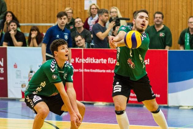 Annahme Ivaylo Ivanov (re Netzhoppers 2) mit Theo Timmermann (li Netzhoppers 11) GER, Königs Wusterhausen Bestensee, Volleyballl, 1. Bundesliga, Saison 2015 2016, Landkost-Arena, Netzhoppers KW - Chemie Volley Mitteldeutschland