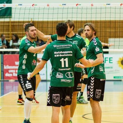 Jubel Netzhoppers KW vlnr Ivaylo Ivanov 2, Theo Timmermann 11, Paul Sprung 14, Manuel Rieke 13 GER, Königs Wusterhausen Bestensee, Volleyballl, 1. Bundesliga, Saison 2015 2016, Landkost-Arena, Netzhoppers KW - Chemie Volley Mitteldeutschland