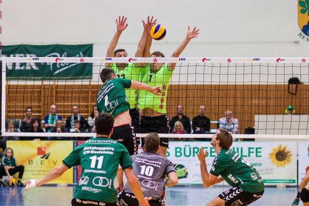 Angriff Ivaylo Ivanov (mi Netzhoppers 2) gegen Doppelblock Janusz Gorski (li CVM 12) und Marcin Brzezinski (re CVM 1) - Theo Timmermann (Netzhoppers 11), Kamil Ratajczak (Netzhoppers 10) und Paul Sprung (hockend Netzhoppers 14) schauen zu GER, Königs Wusterhausen Bestensee, Volleyballl, 1. Bundesliga, Saison 2015 2016, Landkost-Arena, Netzhoppers KW - Chemie Volley Mitteldeutschland