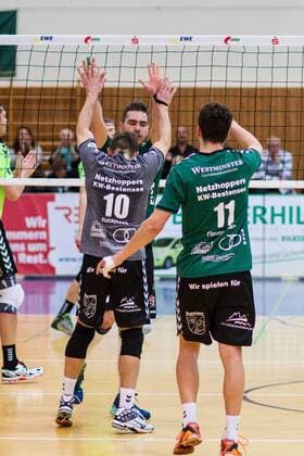 Ivaylo Ivanov (verdeckt Netzhoppers 2) Abklatschen mit Kamil Ratajczak (Netzhoppers 10) und Freude bei Theo Timmermann (Netzhoppers 11) GER, Königs Wusterhausen Bestensee, Volleyballl, 1. Bundesliga, Saison 2015 2016, Landkost-Arena, Netzhoppers KW - Chemie Volley Mitteldeutschland