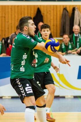 Annahme Ivaylo Ivanov (li Netzhopeprs 2) mit Theo Timmermann (re NEtzhoppers 11) GER, Königs Wusterhausen Bestensee, Volleyballl, 1. Bundesliga, Saison 2015 2016, Landkost-Arena, Netzhoppers KW - Chemie Volley Mitteldeutschland