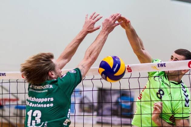Blockduell Manuel Rieke (li Netzhoppers 13) und Nenad Sormaz (re CVM 8) GER, Königs Wusterhausen Bestensee, Volleyballl, 1. Bundesliga, Saison 2015 2016, Landkost-Arena, Netzhoppers KW - Chemie Volley Mitteldeutschland