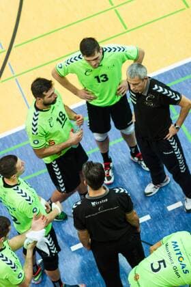 Auszeit Besprechung CV Mitteldeutschland mit Artur Augustyn 18, Lukasz Szablewski 13, Co-Trainer Mircea Dudas (re) und Trainer Ulf Quell (unten) GER, Königs Wusterhausen Bestensee, Volleyballl, 1. Bundesliga, Saison 2015 2016, Landkost-Arena, Netzhoppers KW - Chemie Volley Mitteldeutschland