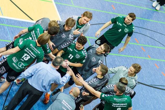 Auszeit Anfeuern Auszeit Mannschaftlicher Jubel Netzhoppers mit Manuel Rieke 13, Daniel Heinecke 12, Bastian Ellerkmann 4, Paul Sprung 14, Theo Timmermann 11, Nils Ehlers 15, Matthias Penk 1, Kamil Ratajczak 10, Florian Hecht 3, Robin Hafemann 7, Matthias Böhme Boehme 8 und Trainer Mirko Culic GER, Königs Wusterhausen Bestensee, Volleyballl, 1. Bundesliga, Saison 2015 2016, Landkost-Arena, Netzhoppers KW - Chemie Volley Mitteldeutschland