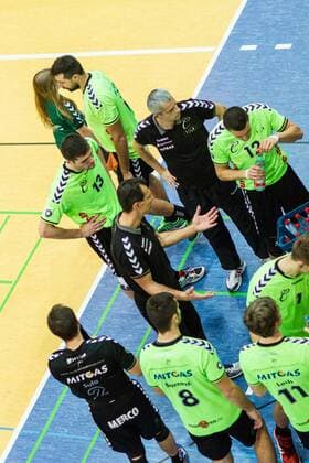 Auszeit Ansprache CV Mitteldeutschland von Trainer Ulf Quell (mitte) mit Lukasz Szablewsi 13, Co-Trainer Mircea Dudas, Janusz Gorki 12, Nenad Sormaz 8 und Jaroslaw Lech 11 GER, Königs Wusterhausen Bestensee, Volleyballl, 1. Bundesliga, Saison 2015 2016, Landkost-Arena, Netzhoppers KW - Chemie Volley Mitteldeutschland