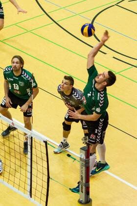 Angriff Ivaylo Ivanov (re Netzhoppers 2) mit Manuel Rieke (li Netzhoppers 13) und Kamil Ratjczak (mi Netzhoppers 10) GER, Königs Wusterhausen Bestensee, Volleyballl, 1. Bundesliga, Saison 2015 2016, Landkost-Arena, Netzhoppers KW - Chemie Volley Mitteldeutschland