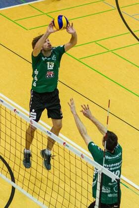 Zuspiel Manuel Rieke (li Netzhoppers 13) zu Daniel Heinecke (re Netzhoppers 12) GER, Königs Wusterhausen Bestensee, Volleyballl, 1. Bundesliga, Saison 2015 2016, Landkost-Arena, Netzhoppers KW - Chemie Volley Mitteldeutschland