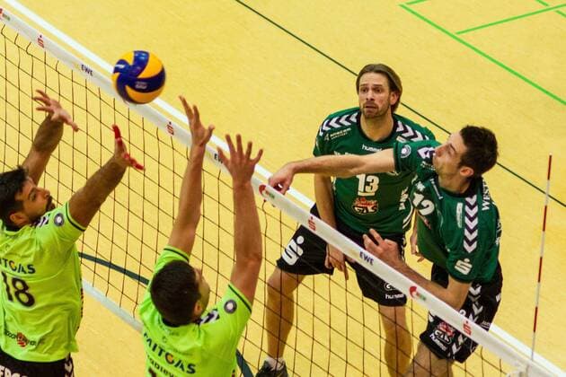 Angriff Daniel Heinecke (re Netzhoppers 12) gegen Doppelblock Artur Augustyn (li CVM 18) und Lukasz Szablewski (mi CVM 13) und Manuel Rieke (mi Netzhoppers 13) GER, Königs Wusterhausen Bestensee, Volleyballl, 1. Bundesliga, Saison 2015 2016, Landkost-Arena, Netzhoppers KW - Chemie Volley Mitteldeutschland