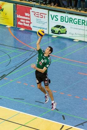 Aufschlag Daniel Heinecke (Netzhoppers 12) GER, Königs Wusterhausen Bestensee, Volleyballl, 1. Bundesliga, Saison 2015 2016, Landkost-Arena, Netzhoppers KW - Chemie Volley Mitteldeutschland