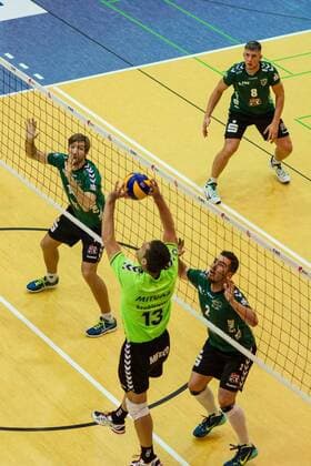 Zuspiel Lukasz Szablewski (CVM 13) - Paul Sprung (li Netzhoppers 14), Ivaylo Ivanov (Netzhoppers 2 und Matthias Böhme Boehme (Netzhoppers 8) beobachten das Spiel GER, Königs Wusterhausen Bestensee, Volleyballl, 1. Bundesliga, Saison 2015 2016, Landkost-Arena, Netzhoppers KW - Chemie Volley Mitteldeutschland