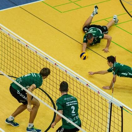 Abwehr Hecht von Matthias Böhme Boehme (oben) und Daniel Heinecke (re) - Paul Sprung und Matthias Böhme Boehme schauen zu GER, Königs Wusterhausen Bestensee, Volleyballl, 1. Bundesliga, Saison 2015 2016, Landkost-Arena, Netzhoppers KW - Chemie Volley Mitteldeutschland