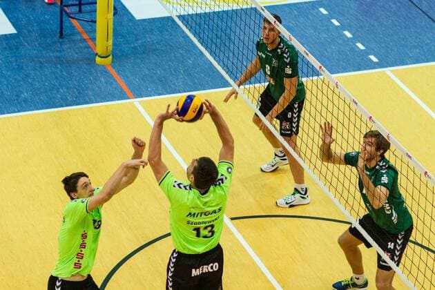 Zuspiel Lukasz Szablewski (CVM 13) mit Artur Augustyn (CVM 18) und Matthias Böhme Boehme (Netzhoppers 8) und Paul Sprung (re Netzhoppers 14) GER, Königs Wusterhausen Bestensee, Volleyballl, 1. Bundesliga, Saison 2015 2016, Landkost-Arena, Netzhoppers KW - Chemie Volley Mitteldeutschland