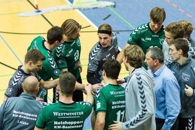 Mannschaft Netzhoppers Jubel Abklatschen Auszeit vlnr Kamil Ratajczak 10, Daniel Heinecke 12, Manuel Rieke 13, Peter Itzigehl 5, Paul Sprung 15 Bastian Ellerkmann, Robin Hafemann 7, Matthias Penk 1, Trainer Mirko Culic, Nils Ehlers 15, Theo Timmermann 11, Ivaylo Ivanov 2, Athletiktrainer Rainer Latzke GER, Königs Wusterhausen Bestensee, Volleyballl, 1. Bundesliga, Saison 2015 2016, Landkost-Arena, Netzhoppers KW - Chemie Volley Mitteldeutschland