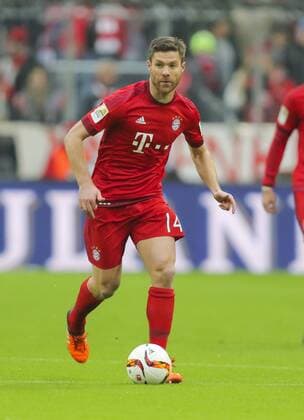 Xabi ALONSO, FCB 14 Einzelaktion mit Ball, Ganzfigur, Freisteller, Einzelbild, Hochformat, Aktion, Ganzkörper, Einzelaufnahmen, Action Ballannahme, Ballbehandlung FC BAYERN MUENCHEN - HERTHA BSC BERLIN 2-0 Fussball 1. Bundesliga , Muenchen, am 28.11.2015, 14.Spieltag, Saison 2015 2016, 1.Liga, 1.Bundesliga, FCB